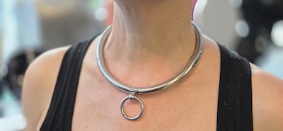 Gebogener Edelstahl-Halsreif mit Ringverschluss