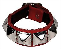 Lederarmband / Rot 1 R. Pyramidennieten