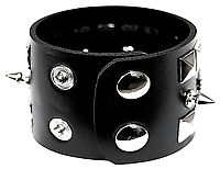 Nietenarmband aus Kunstleder