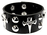 Armband aus Kunstleder mit unterschiedlichen Beschlägen