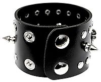 Kunstlederarmband mit erschiedenen Nieten