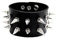 Armband mit Kegelnieten in zwei Größen