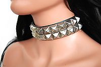 Lederhalsband / 2-reihig Pyramidennieten