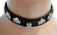 Lederhalsband - Totenköpfe mit Ring