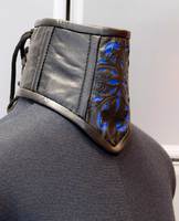 Halskorsett mit blauer Spitze