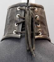 Halskorsett mit blauer Spitze