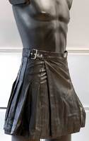 Lederkilt mit Schnallen seitlich von vorne