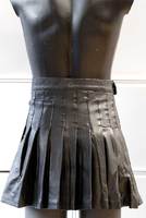 Lederkilt mit Schnallen von hinten