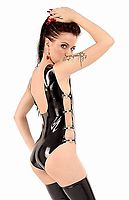 Ärmelloser Latex-Body mit großen Metallringen