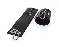 Schmale Armfesseln aus Leder mit Bügel und Karabinerhaken