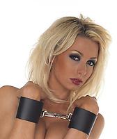 Schmale Armfesseln aus Leder mit Bügel und Karabinerhaken