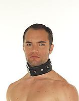 Halsfessel mit weicher Polsterung aus Leder mit D-Ring