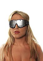 Augenmaske mit Metalbeschlag